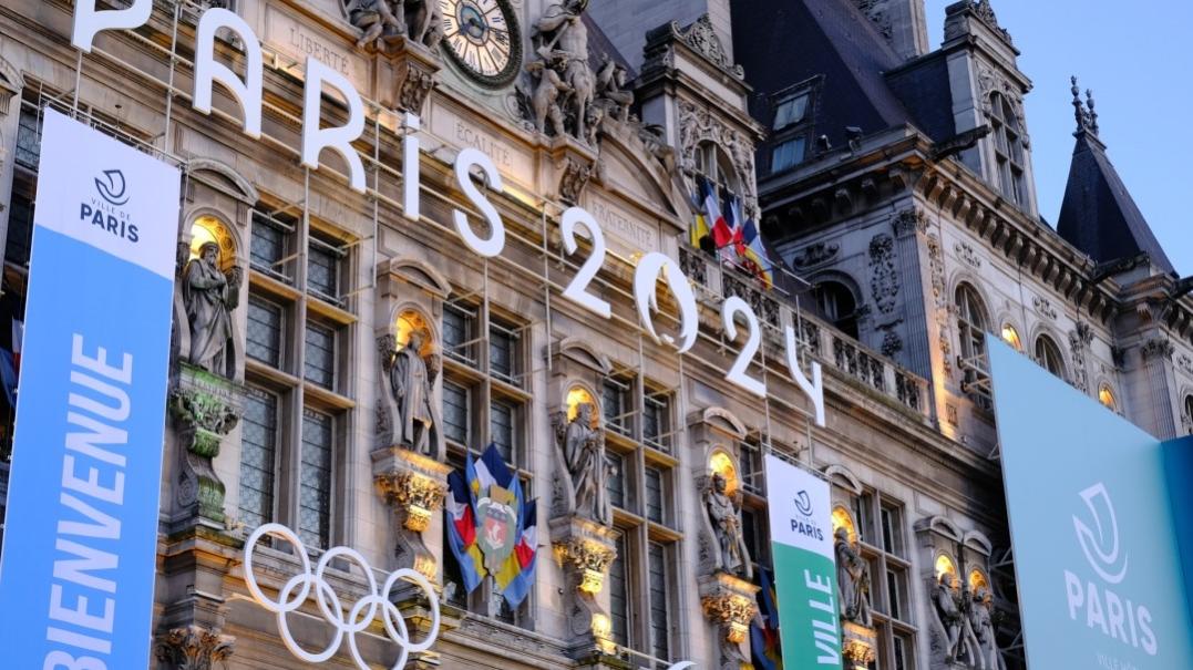Photo of the side of a building in Paris advertising Olympics 